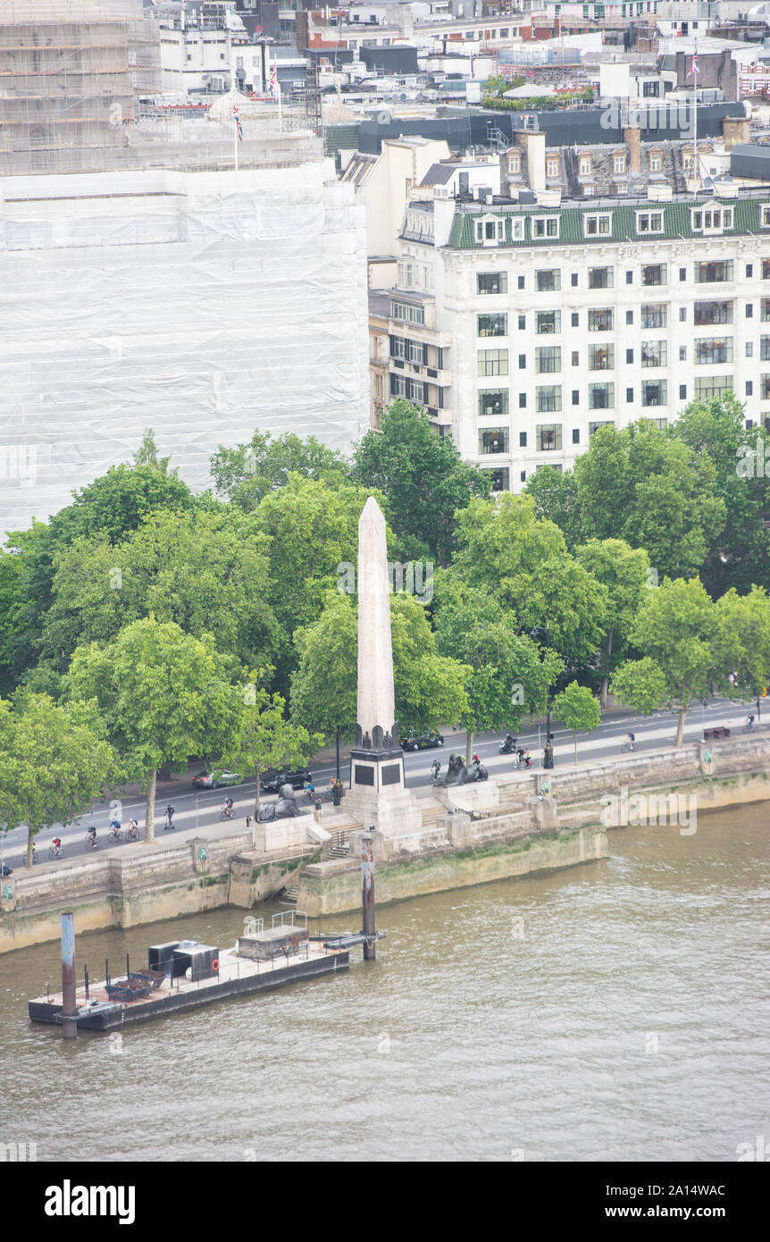 Cleopatra's Needle, obélisque égyptien antique à Londres, en Angleterre. Vue depuis une voiture sur le London Eye. Vue aérienne. Savoy Hotel et Shell Max house. Banque D'Images