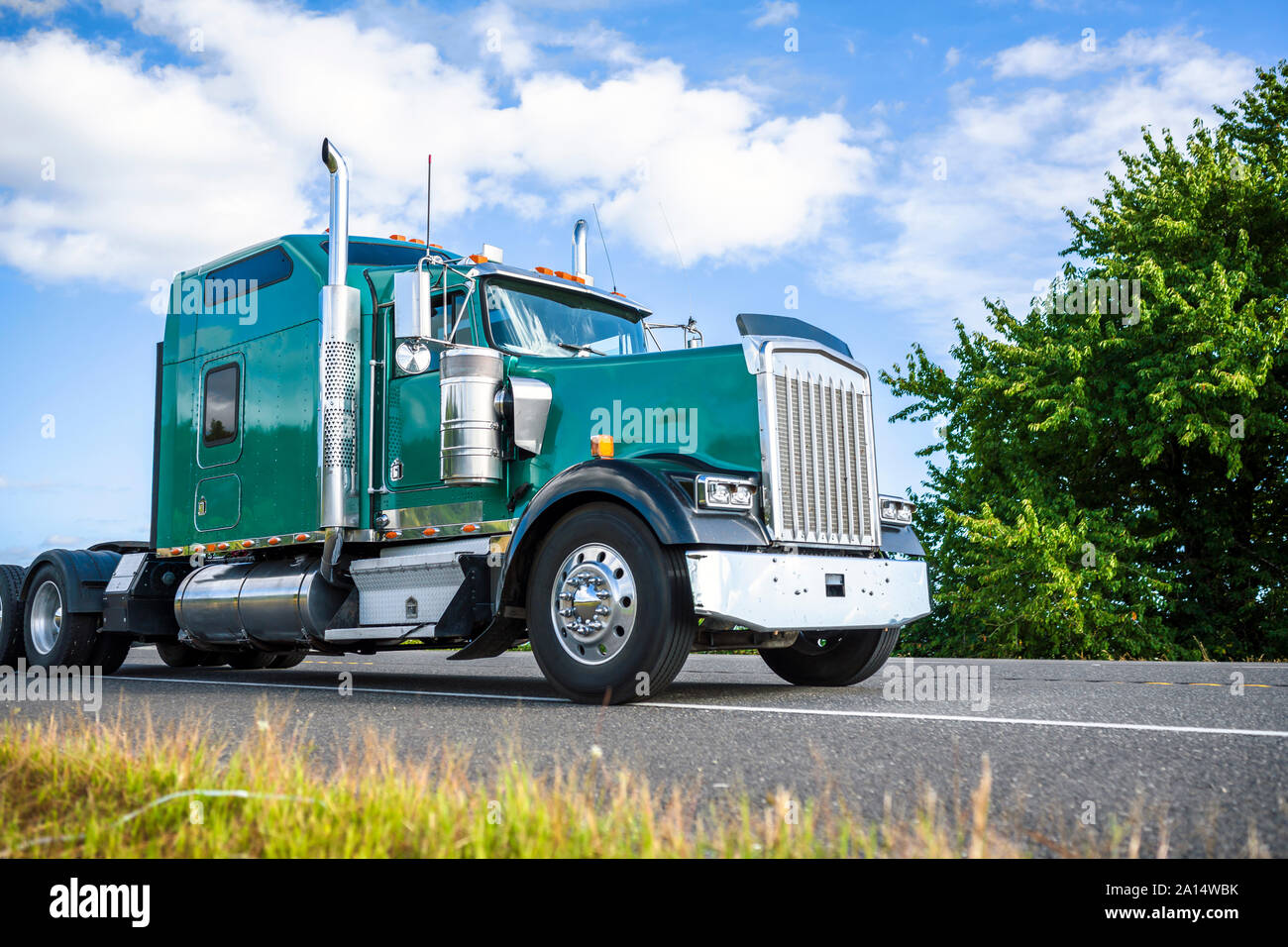 Gros camion vert semi truck tracteur avec cabine conçu pour réduire la résistance de l'air et d'améliorer les caractéristiques aérodynamiques de la conduite sur route en Colombie-Britannique G Banque D'Images