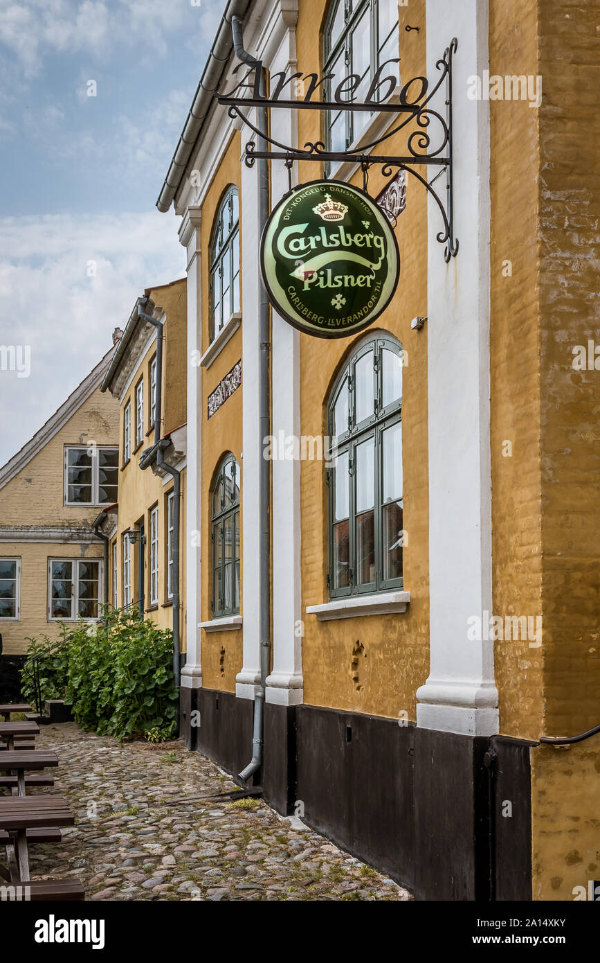 Carlsberg signe sur un vieux restaurant sur l'île Aero, Danemark, le 13 juillet 2019 Banque D'Images