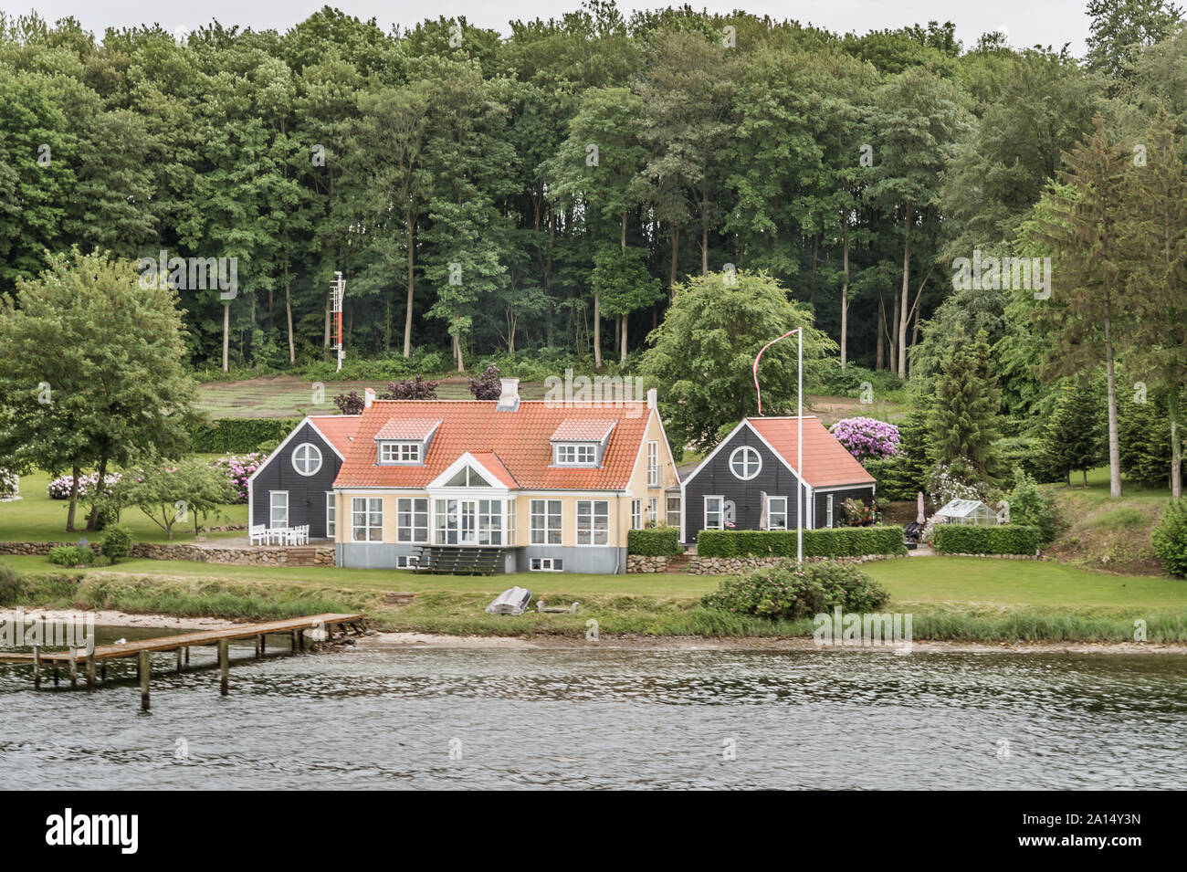 Maisons en bord de mer le long de la plage à l'entrée de Svendborg, Danemark, le 13 juillet 2019 Banque D'Images