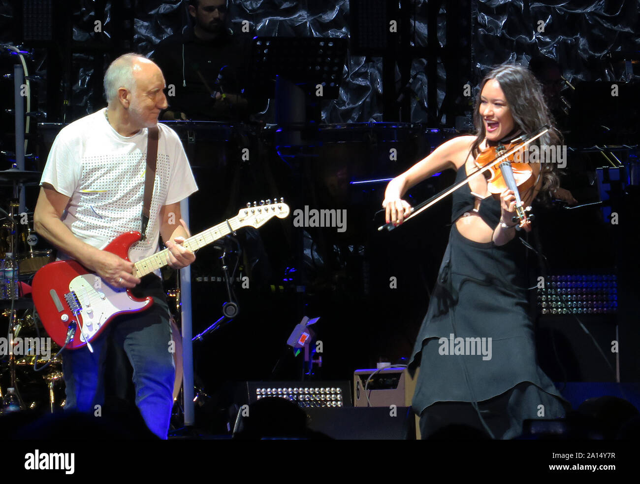 Tampa, États-Unis. 22 Sep, 2019. 22 septembre 2019 - Tampa, Florida, United States - Pete Townshend du groupe de rock anglais qui se produit avec le violoniste Katie Jacoby au Amalie Arena sur la deuxième étape de la bande se déplace sur ! Tour le 22 septembre 2019 à Tampa, en Floride. Crédit : Paul Hennessy/Alamy Live News Banque D'Images