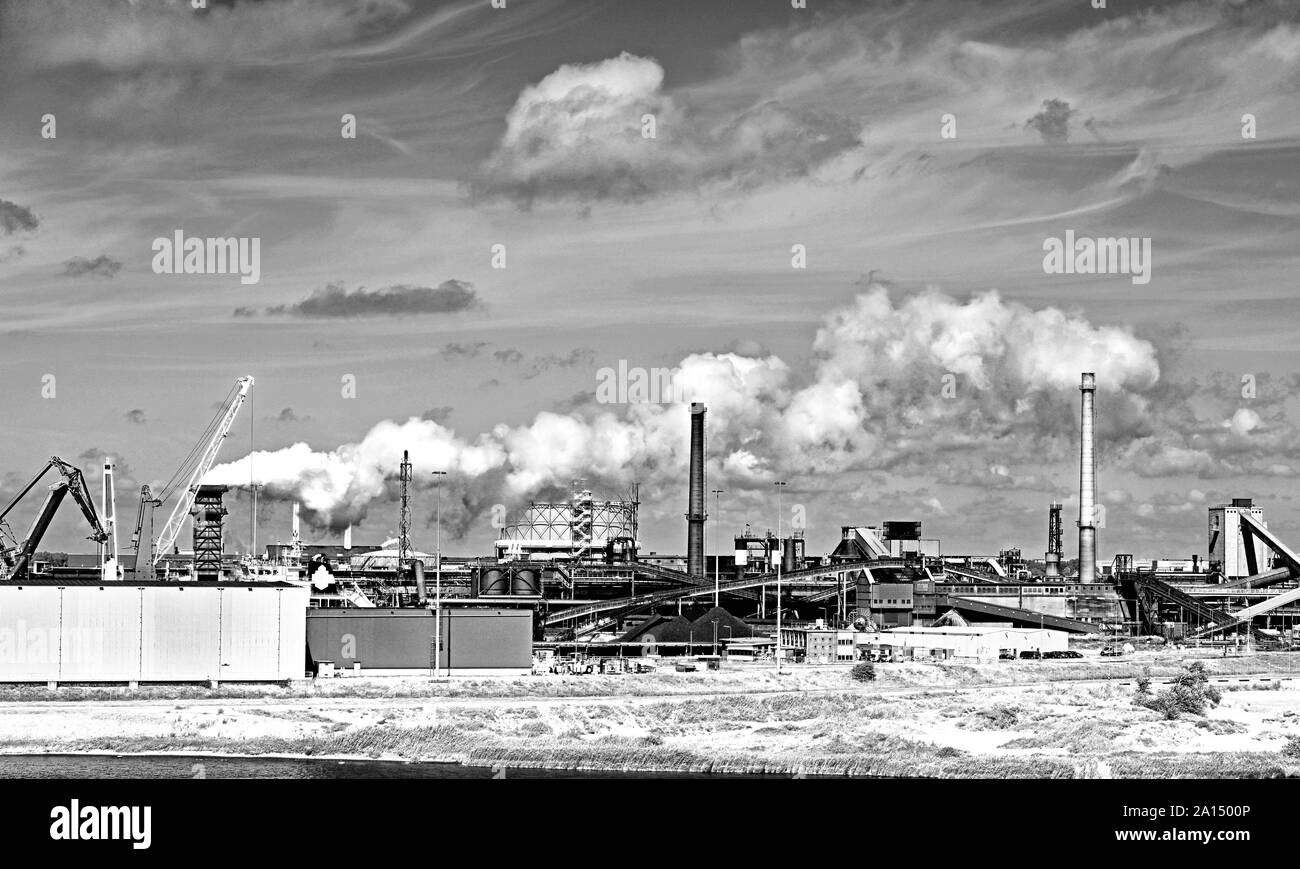 La fumée massive et la vapeur de l'industrie du charbon pour les centrales Pays-Bas Amsterdam Canal Mer du Nord Banque D'Images