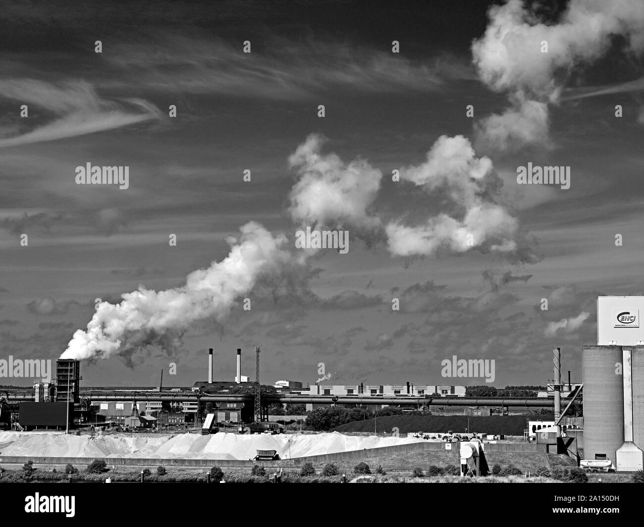 La fumée et la puissance de la vapeur et des cimenteries ENCI Heidelburg Pays-Bas Amsterdam Canal Mer du Nord Banque D'Images
