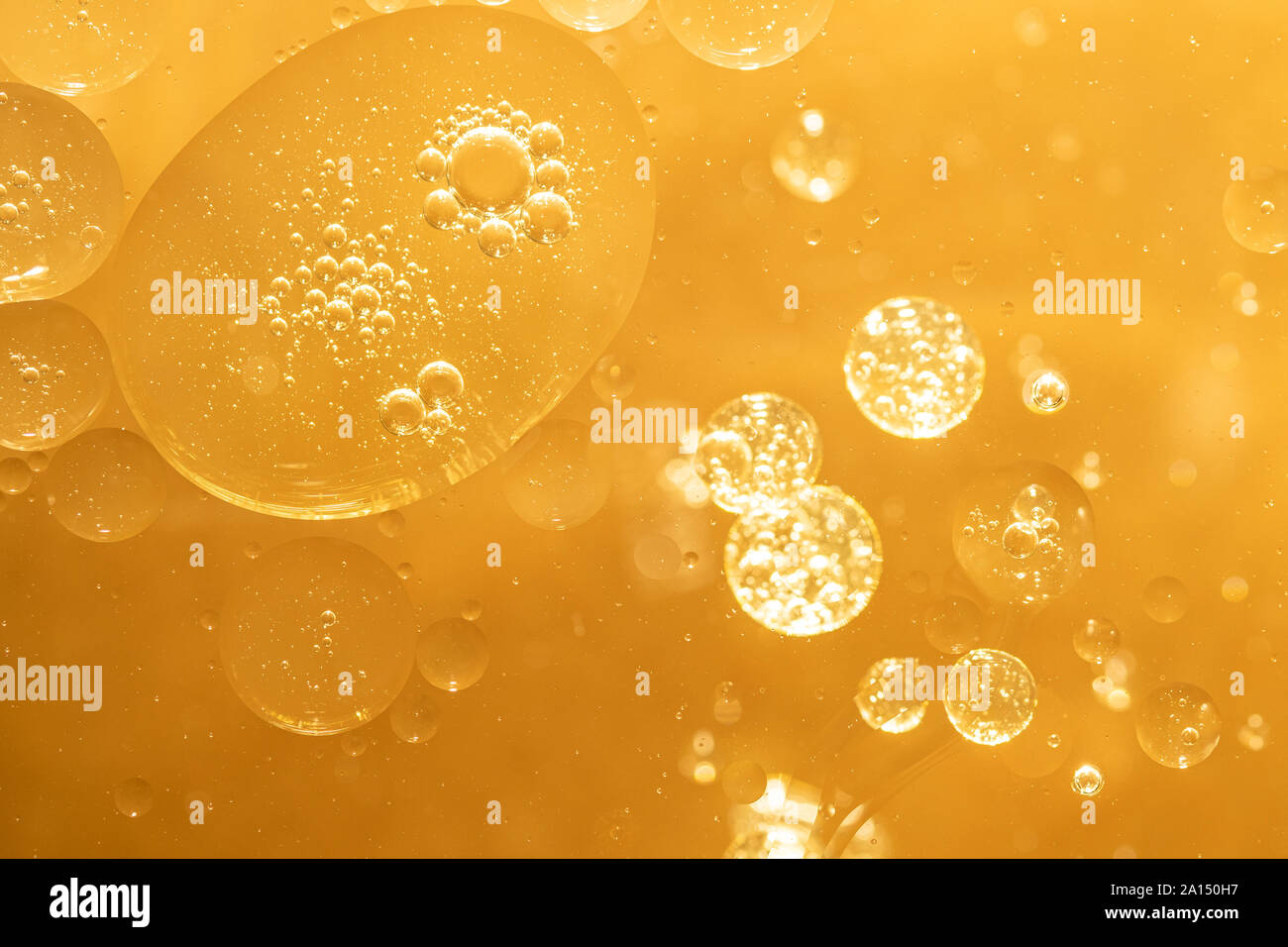 Bulle jaune doré, des gouttelettes d'huile abstract background Banque D'Images