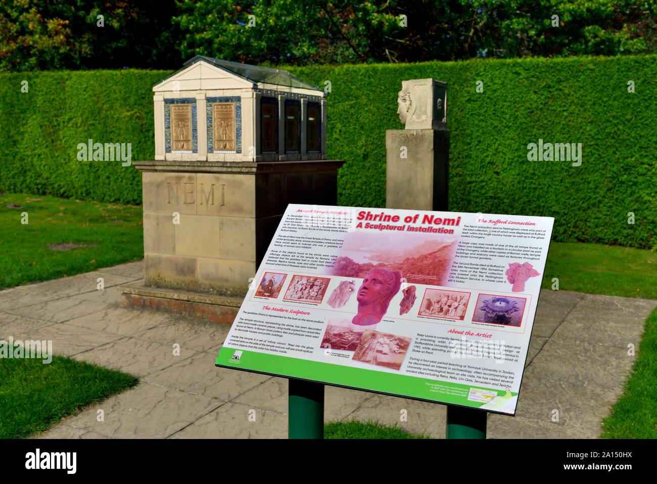 Le sanctuaire de Nemi, temple de déesse Diane, la sculpture dans le parc de Rufford Abbey Country Park, Lancashire, England, UK Banque D'Images