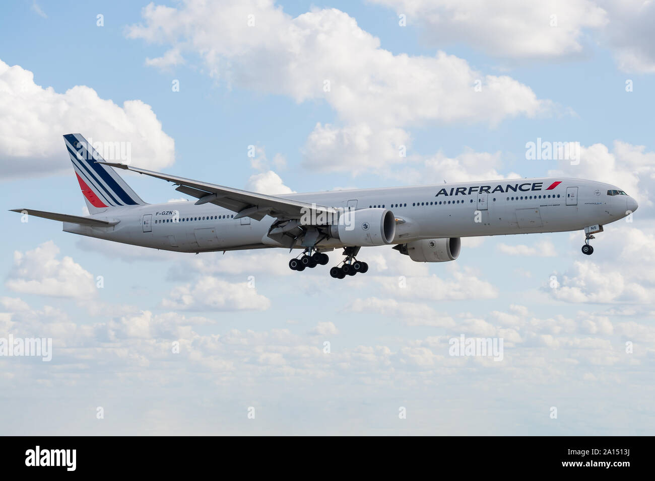 F-GZNS, 23 septembre 2019, Boeing 777-328 (ER) -39970 l'atterrissage à l'aéroport de Roissy, Paris à la fin de l'Air France AF275 vol de Tokyo Banque D'Images