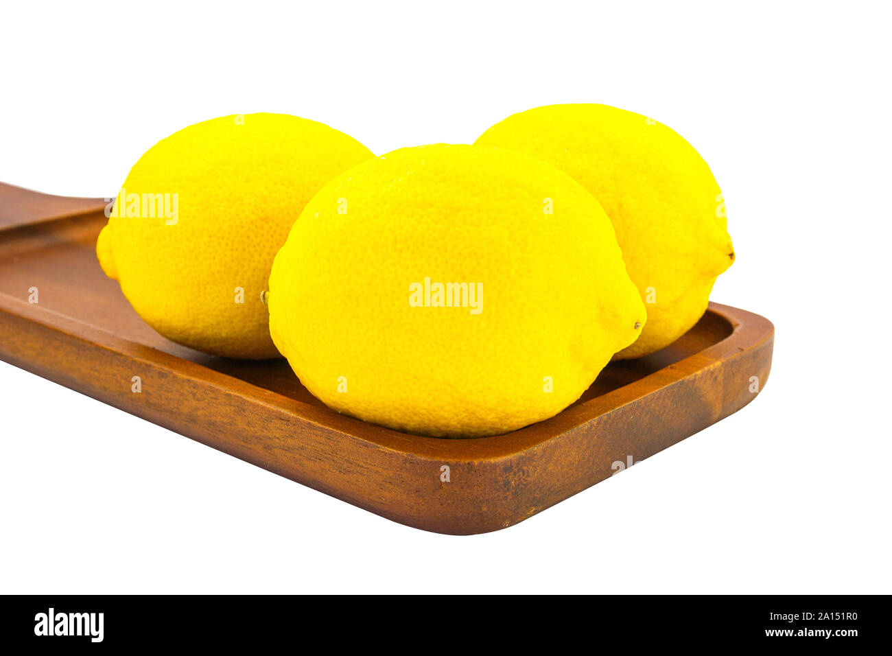 Fruits frais citron jaune sur bois pendant des jours chauds et bons pour la santé isolé sur fond blanc Banque D'Images