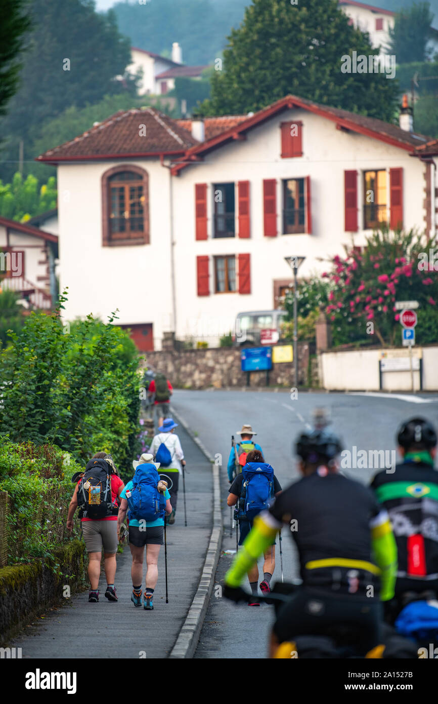 Sac à dos avec les pèlerins à pied le Chemin de Compostelle en Pays Basque, France Banque D'Images