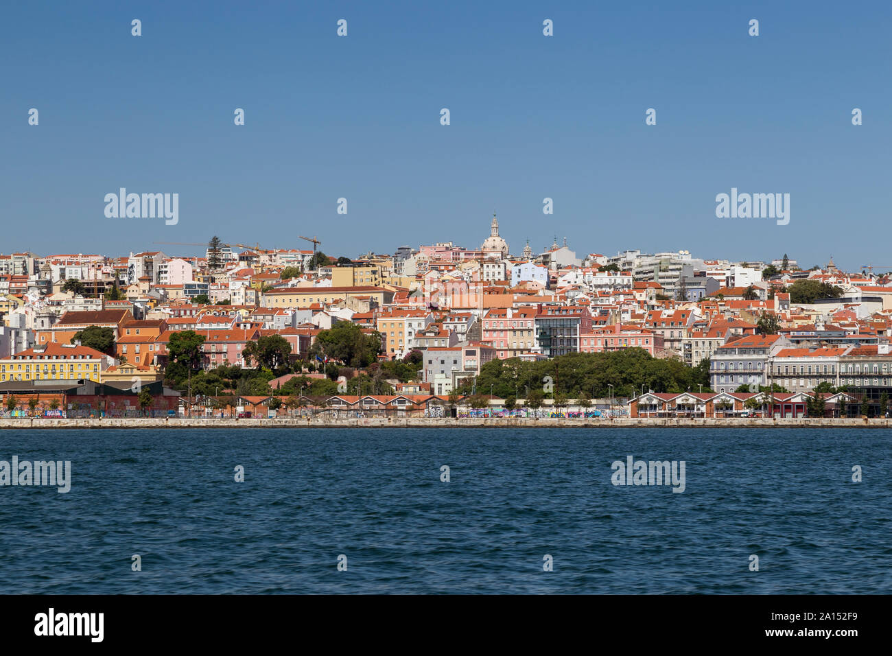 Ville de Lisbonne au Portugal, en vue de le Tage sur une journée ensoleillée. Copier l'espace. Banque D'Images