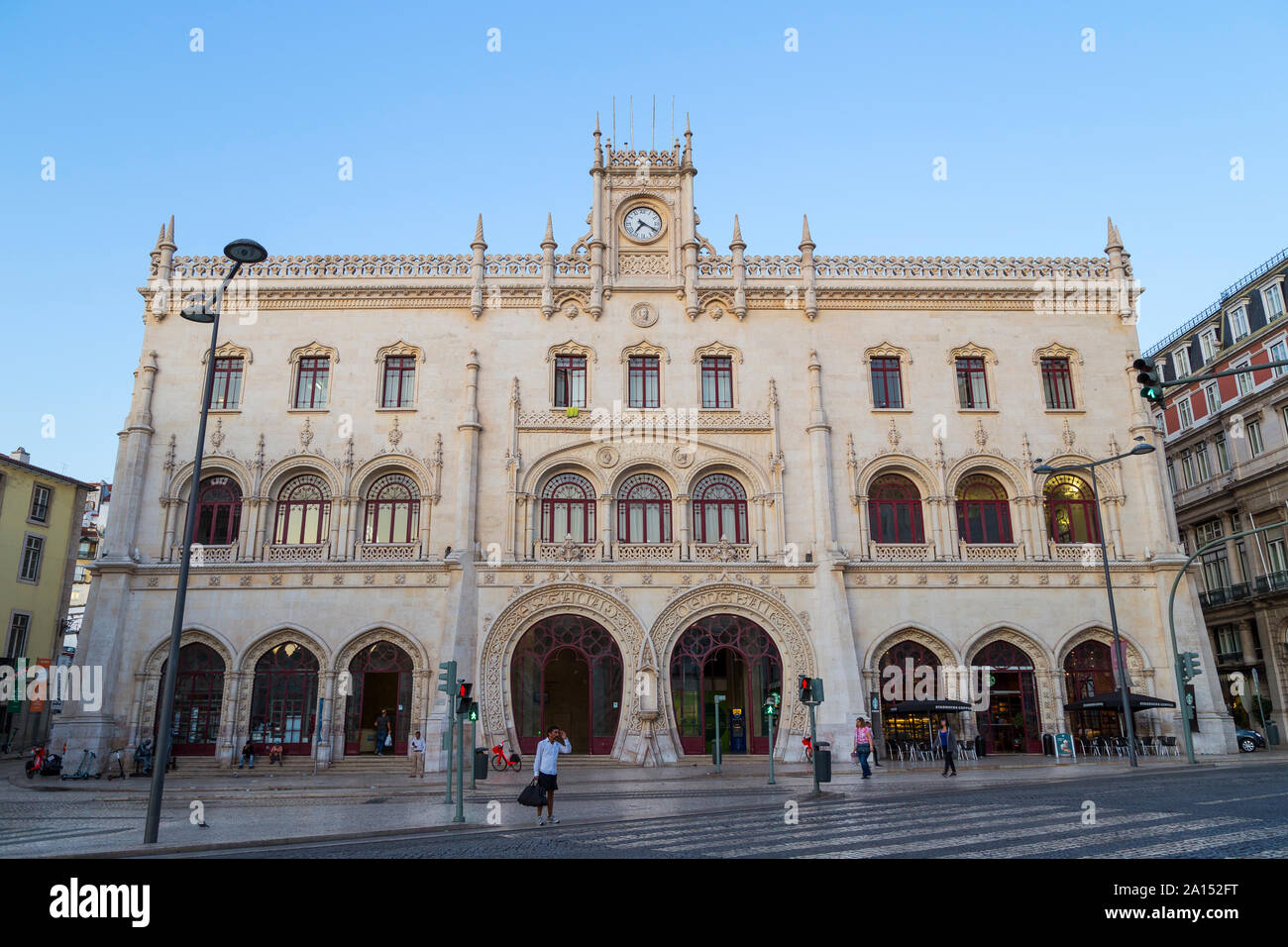 Vue avant de l Estacao do Rossio (gare Rossio) Immeuble de Lisbonne, Portugal, dans la matinée. Banque D'Images