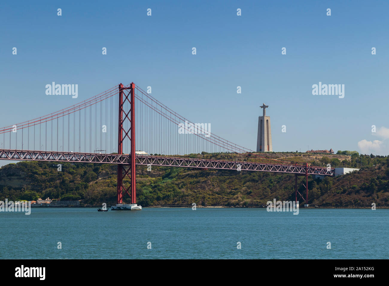 Tage, Pont 25 de Abril (Pont du 25 avril) et du Sanctuaire du Christ Roi (Santuario de Cristo Rei) monument à Lisbonne, Portugal. Banque D'Images