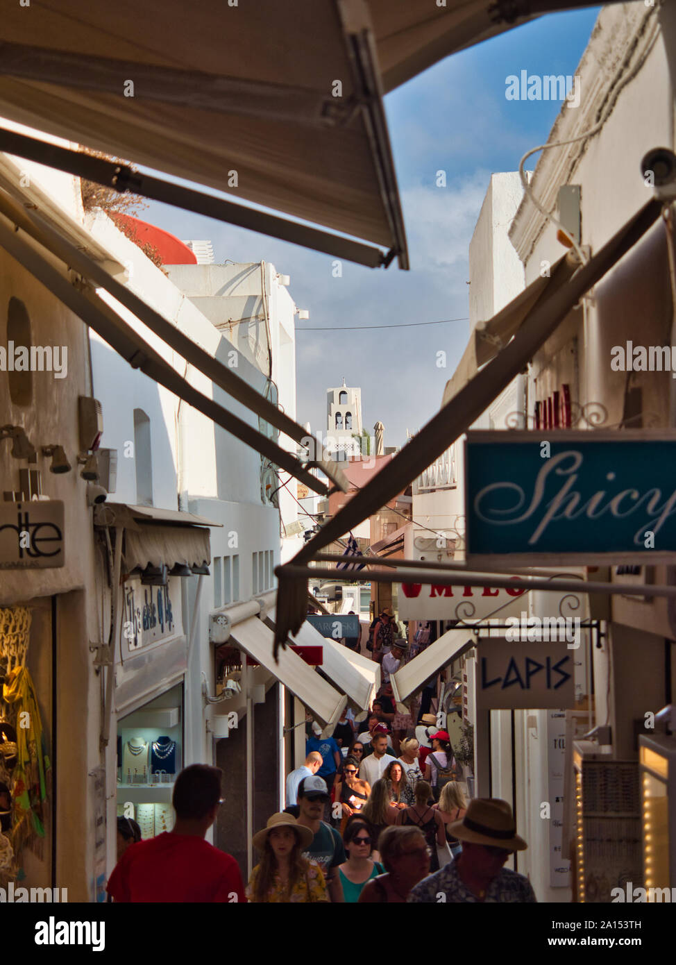 Les touristes marche sur ruelle dans la vieille ville de Fira avec magasins enseignes et stores à Santorin Grèce sur la journée Banque D'Images