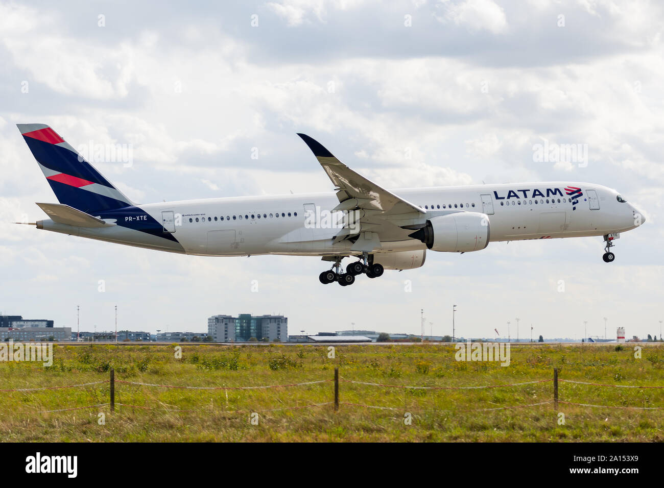 PR-XTE, 23 septembre 2019, l'Airbus A350-941-048 l'atterrissage à l'aéroport de Roissy, Paris à la fin de vol Chili LATAM LA8108 de Sao Paulo Banque D'Images