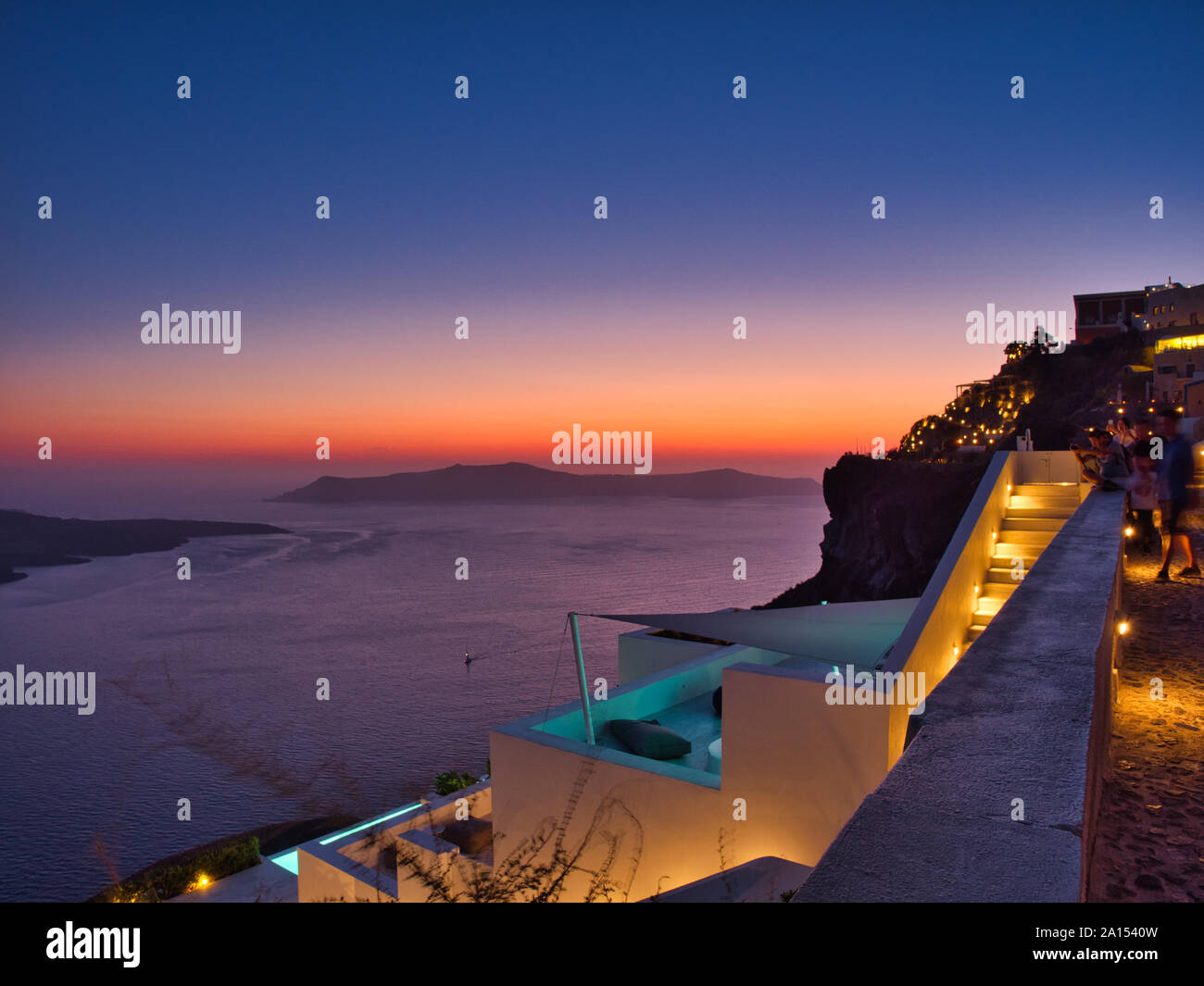 Vue sur la caldeira de Santorin, Grèce, coucher de soleil à l'horizon alors qu'prendre des photos de Fira. Banque D'Images