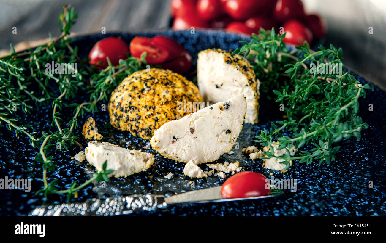 Belper knolle fromage rouge dans les épices et le poivre noir et d'herbes de Provence. Peu des boules de fromage Belper.mets de petit fromage rond noir avec Banque D'Images