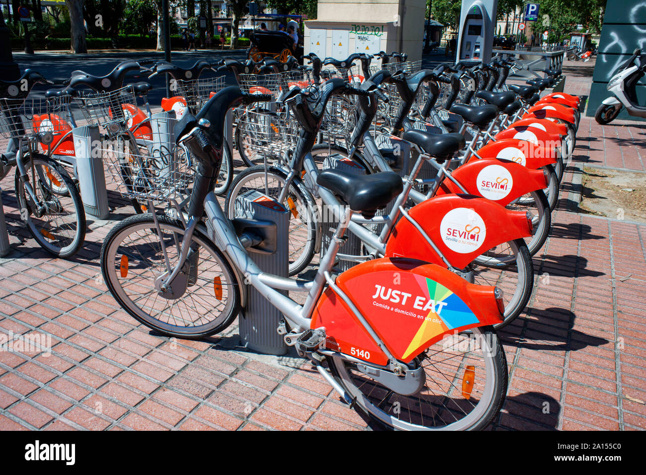 Communauté Sevici louer des vélos de location à Séville Séville Espagne Boris bikes parrainé par annonce pour simplement manger J D Decaux Banque D'Images