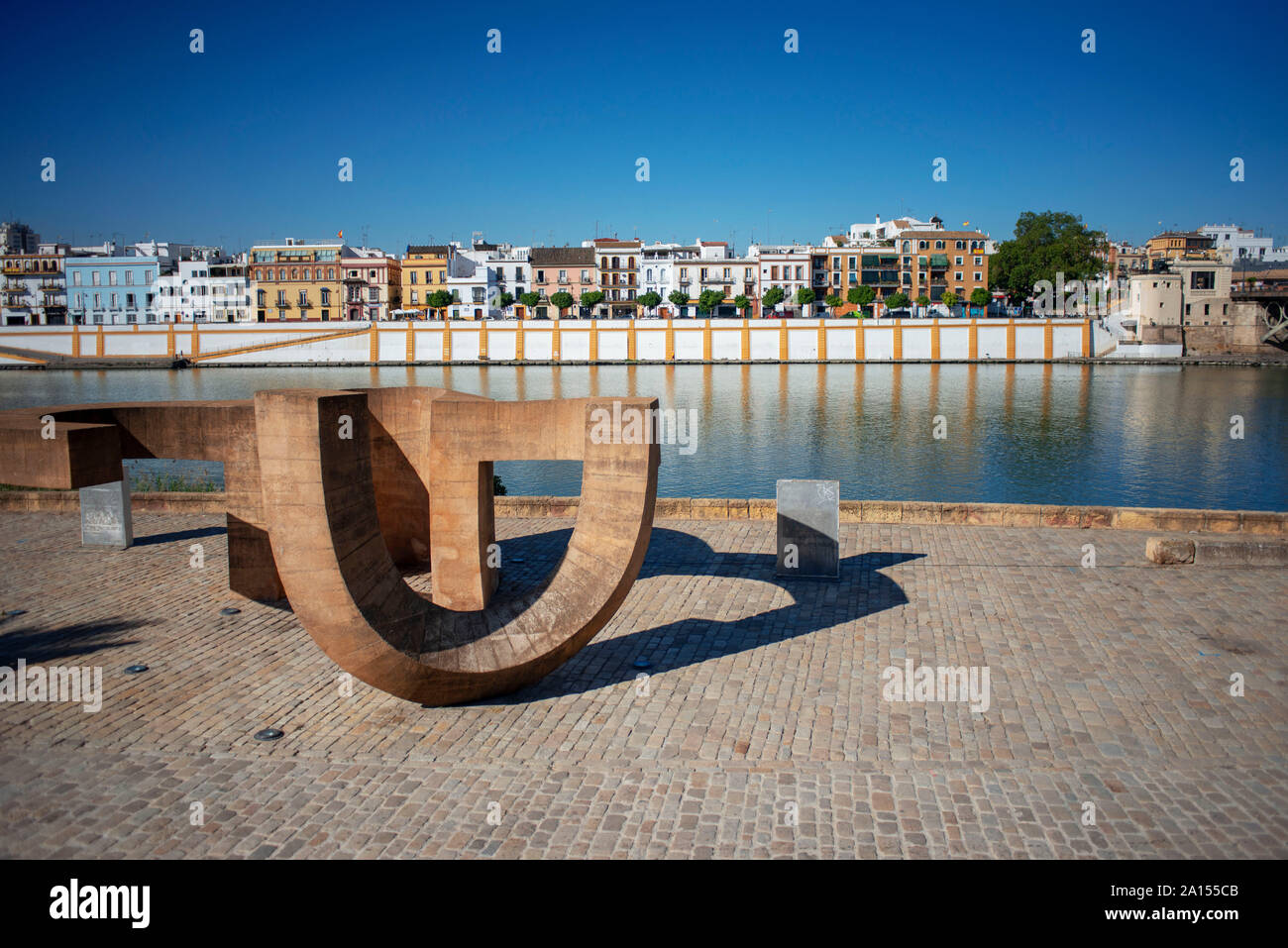 La Tolerancia sculpture ou "monument à la tolérance", Muelle de la Sal, Séville (Séville), Andalousie, Espagne Banque D'Images