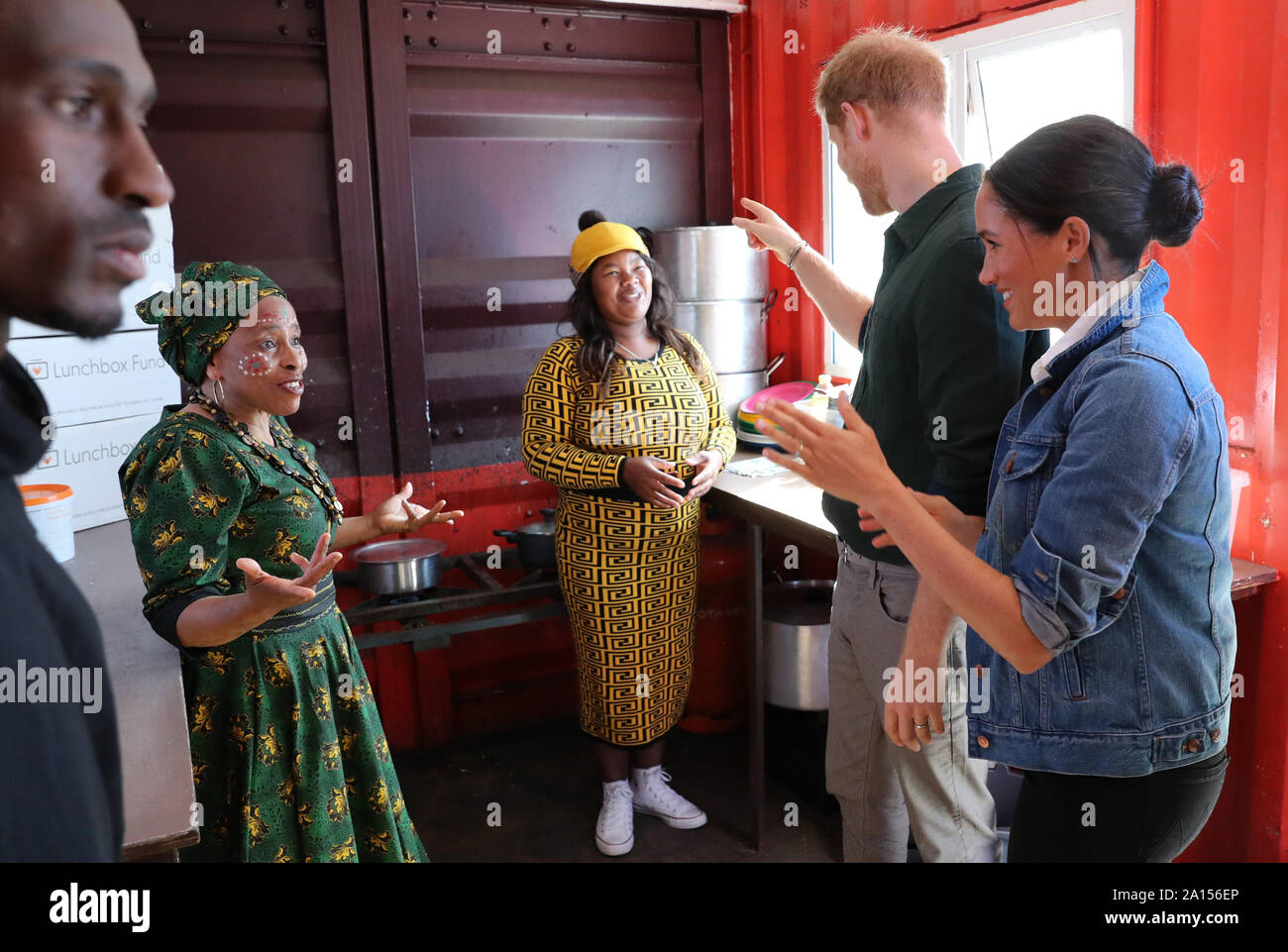 Le duc et la duchesse de Kent dans le composé cuisine, où le Fonds de bienfaisance à lunch, offre près de 30 000 chaque jour des repas nutritifs à des programmes dans les townships et les zones rurales, au cours d'une visite aux vagues de changement au Monwabisi Beach à Cape Town, le deuxième jour de la visite royale de l'Afrique. Banque D'Images