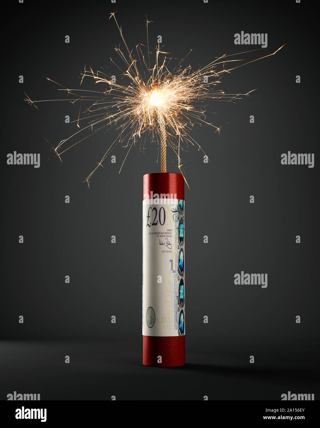 Concept d'économie britannique, crise de la dette, récession, politique financière, budget - bâton de dynamite avec billet de 20 livres sterling GBP, lit et brûle Banque D'Images