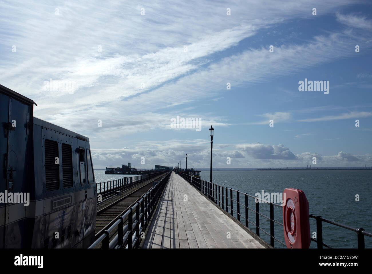 Un train passe par le jetée de Southend, La plus longue jetée dans le monde, Southend-on-Sea, Essex. Banque D'Images