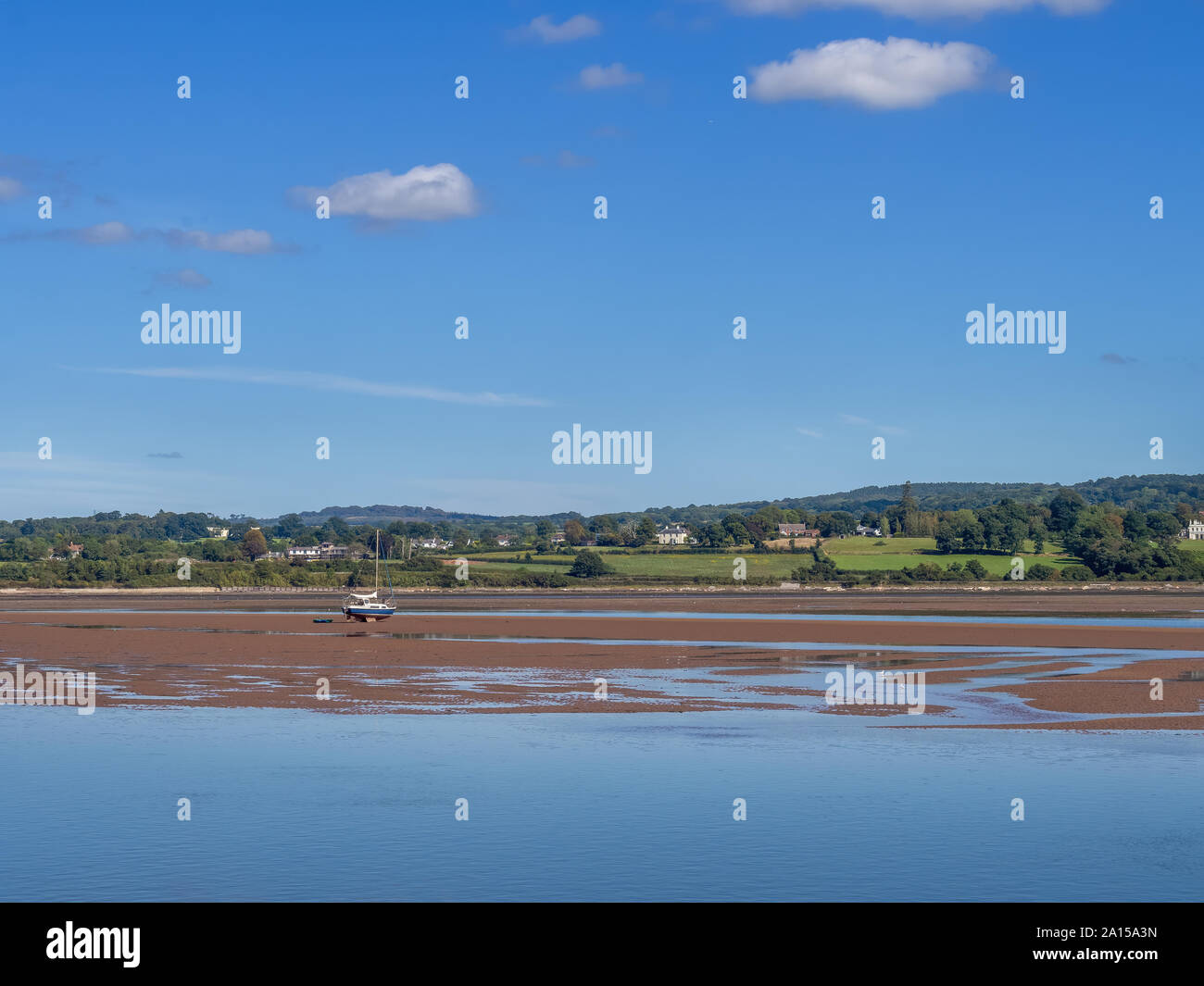 Journée ensoleillée sur la rivière Exe à Exmouth, avec l'estuaire bateau non identifiables sur banc de la terre. Devon, Angleterre. Marée basse. Banque D'Images