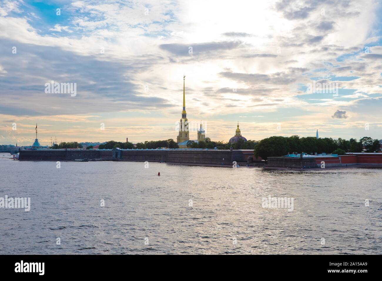 Saint-pétersbourg, Russie - 6 juillet 2019 : vue du coucher de soleil sur la cathédrale Pierre-et-Paul à Saint-Pétersbourg, à partir de la rivière Neva Banque D'Images