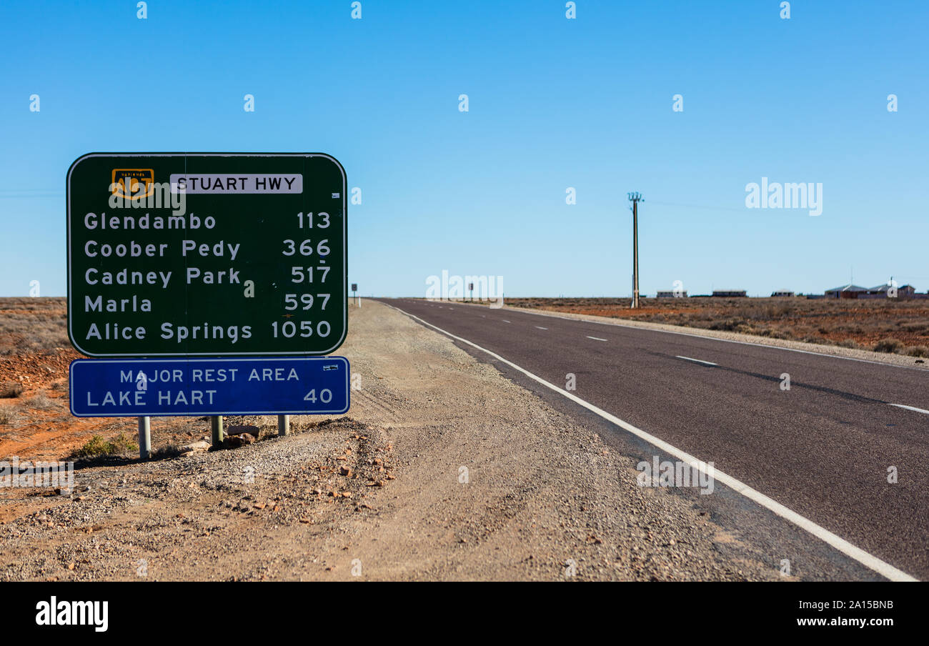 Un panneau routier avec les distances et les noms entre Glendambo et Alice Springs le long de la Stuart Highway entre SA et NT. Banque D'Images
