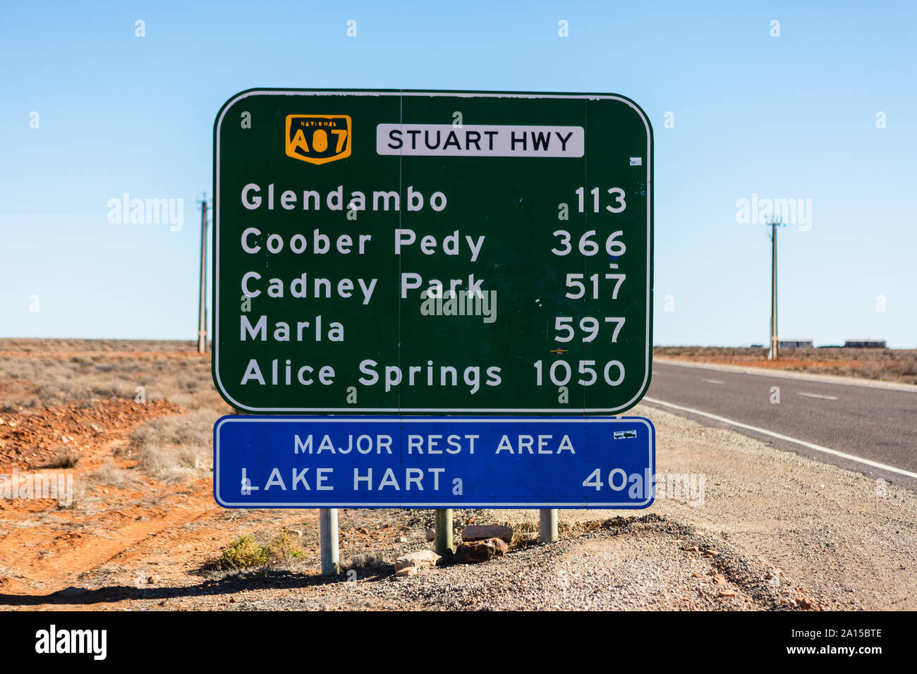 Un panneau routier avec les distances et les noms entre Glendambo et Alice Springs le long de la Stuart Highway entre SA et NT. Banque D'Images