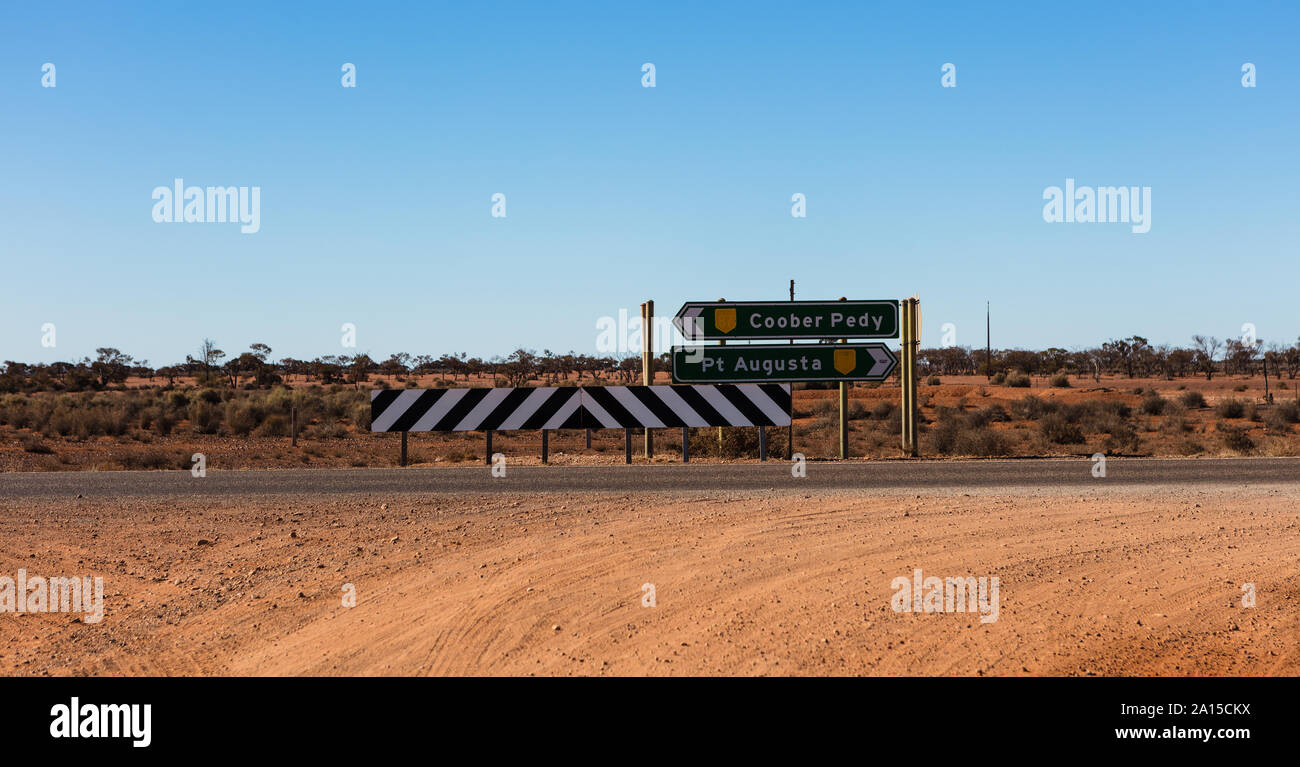 La sortie d'un chemin de sa décision maintenant temps de se diriger dans deux directions très différentes. Au nord de Coober Pedy ou au sud de Port Augusta sur la Stuart Highway. Banque D'Images