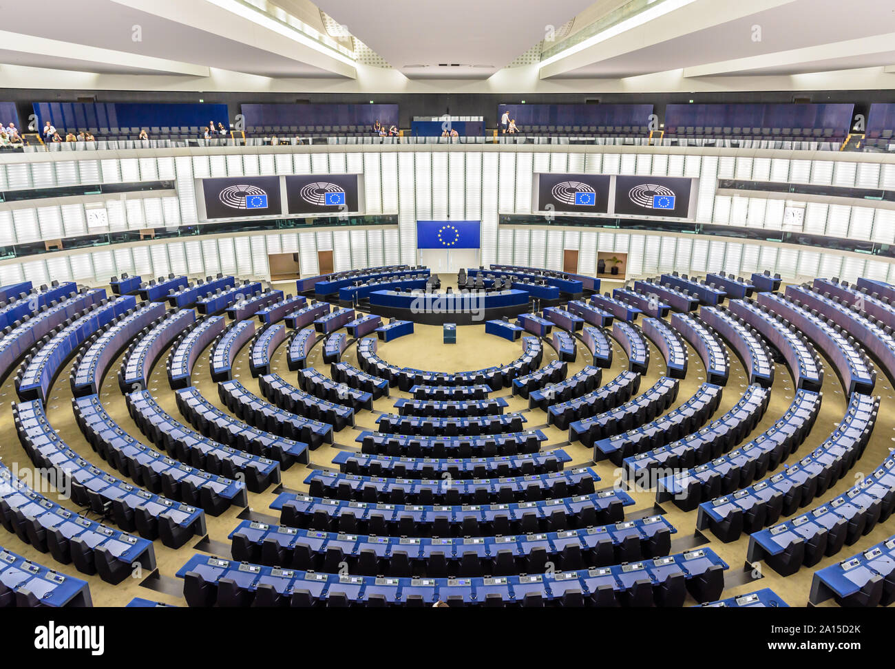 Vue générale de l'hémicycle du Parlement européen à Bruxelles, Belgique, avec le drapeau de l'Union européenne au-dessus du bureau du président. Banque D'Images