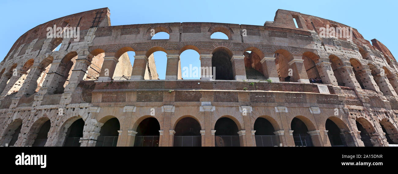 Vue panoramique de l'extérieur du Colisée à Rome, Italie Banque D'Images