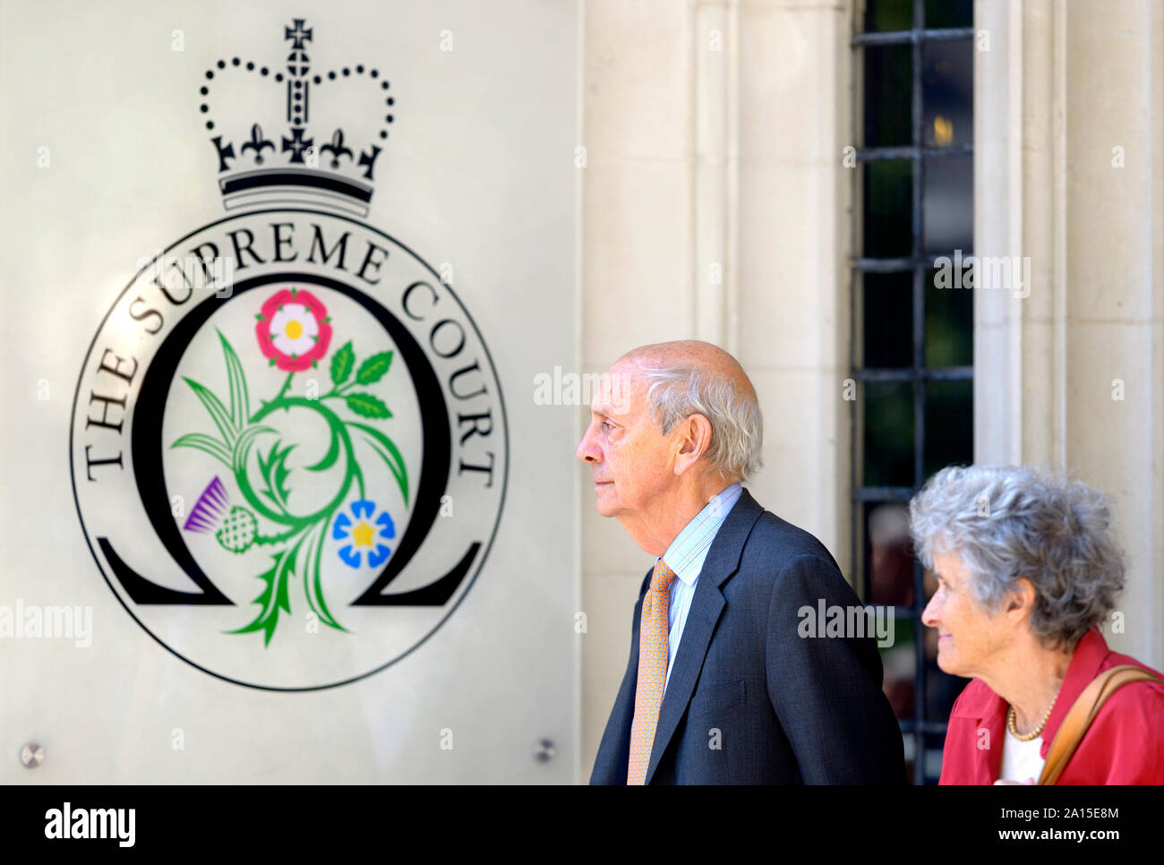 La Justice Stephen Breyer - Associé de la Cour suprême des États-Unis - vu quitter la Cour Suprême du Royaume-Uni à Londres avec sa femme Jo Banque D'Images