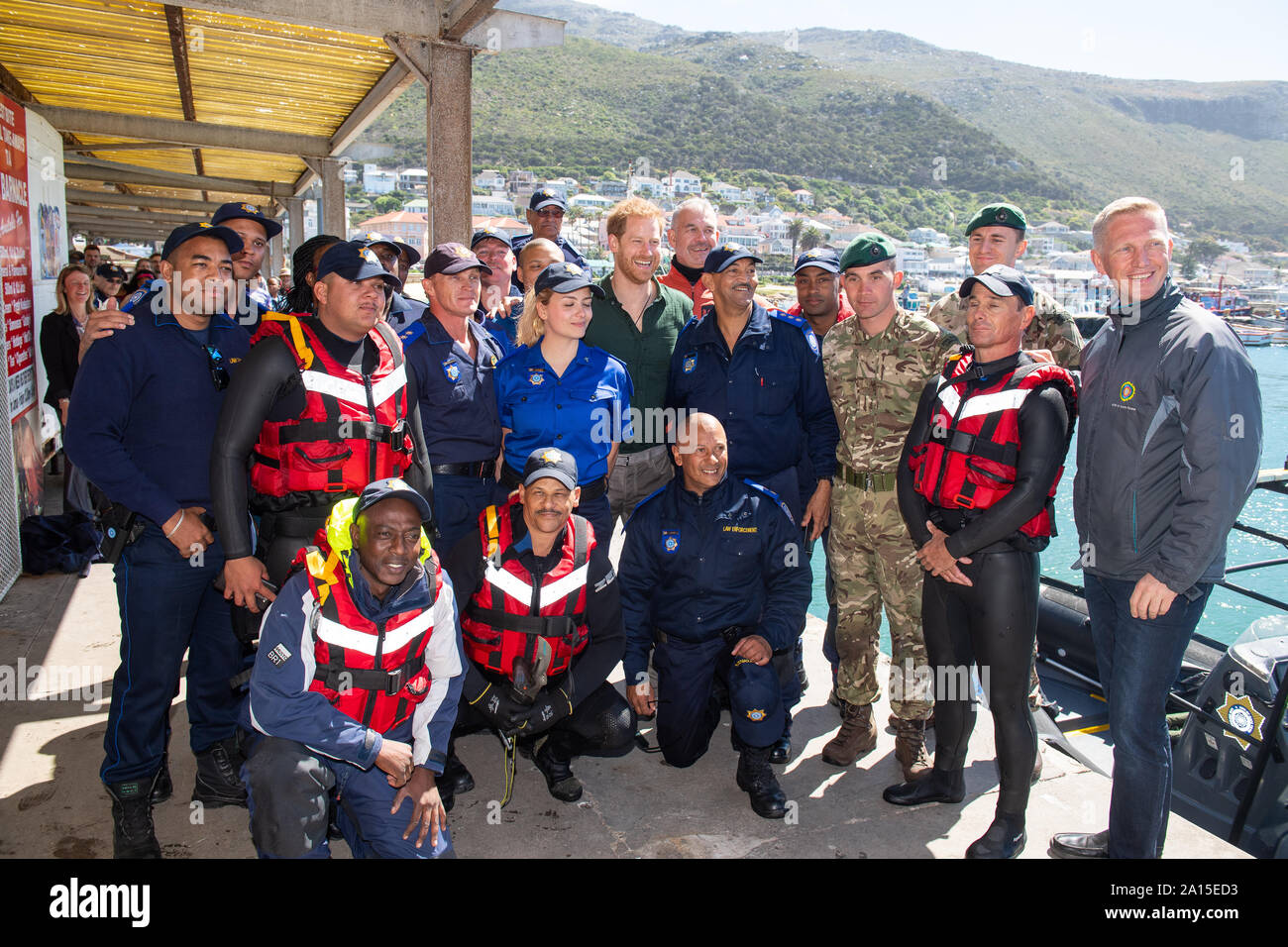 Le duc de Sussex pose pour une photo avec l'unité de police maritime de l'Afrique du Sud le personnel de Kalk Bay Harbour, à Cape Town au cours de la deuxième journée de la visite du couple royal à l'Afrique du Sud. Banque D'Images