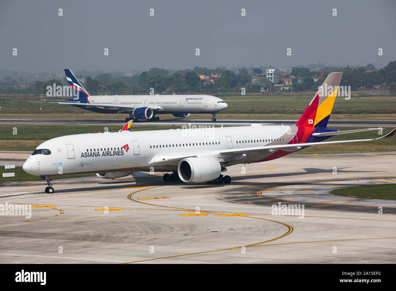 Hanoi vietnam - novembre2,2017 : Asiana Airlines avion taxi sur l'aéroport de Noi Bai à hanoi vietnam Banque D'Images