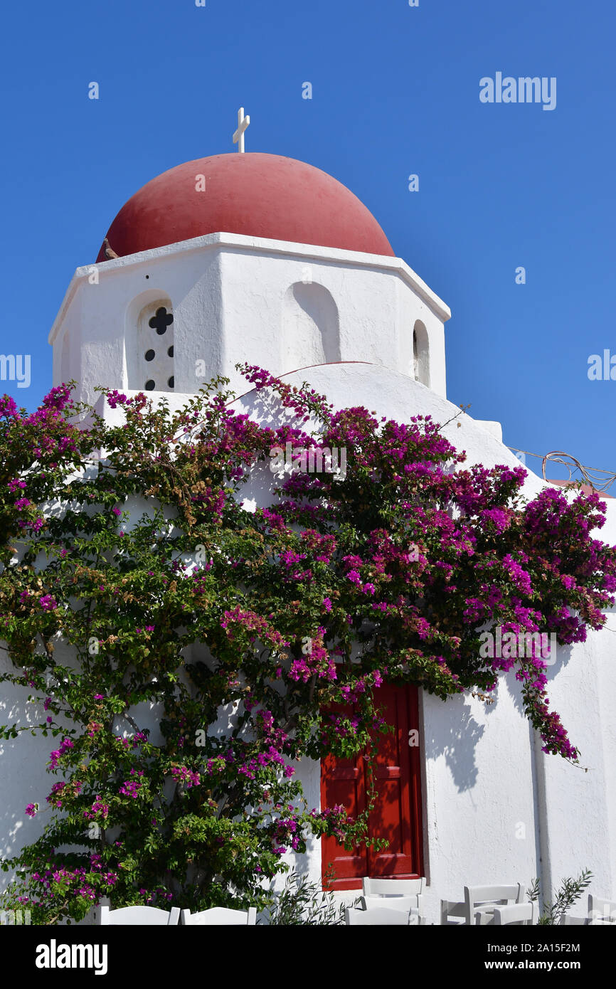 La Grèce, l'île de Mykonos, Cyclades : église avec un dôme rouge à Chora Banque D'Images