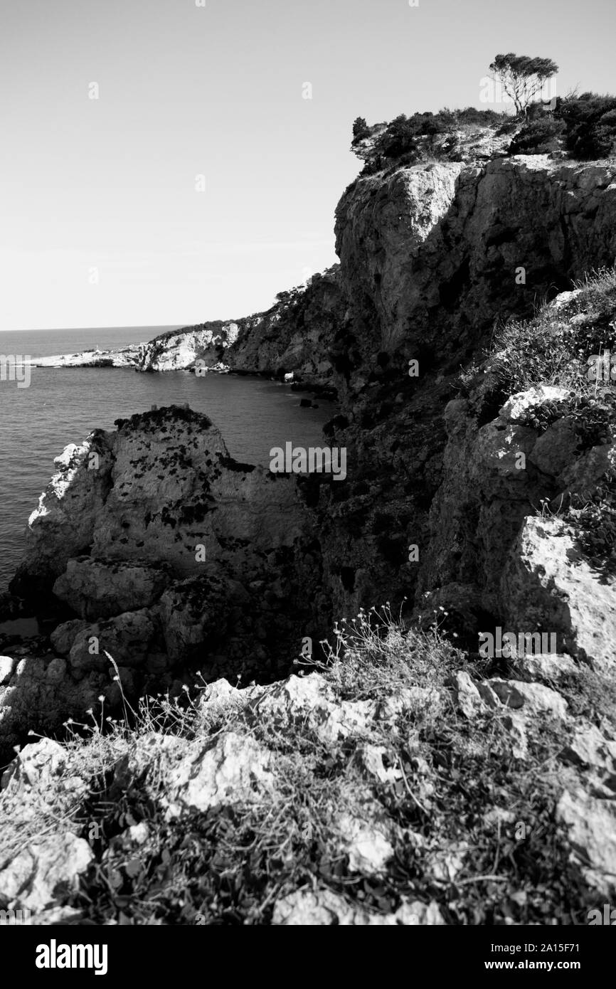Falaise sur la mer. L'île de San Nicola. Îles Tremiti. Pouilles, Italie Canon EOS 5D Mark II EF-L 24-105mm Banque D'Images