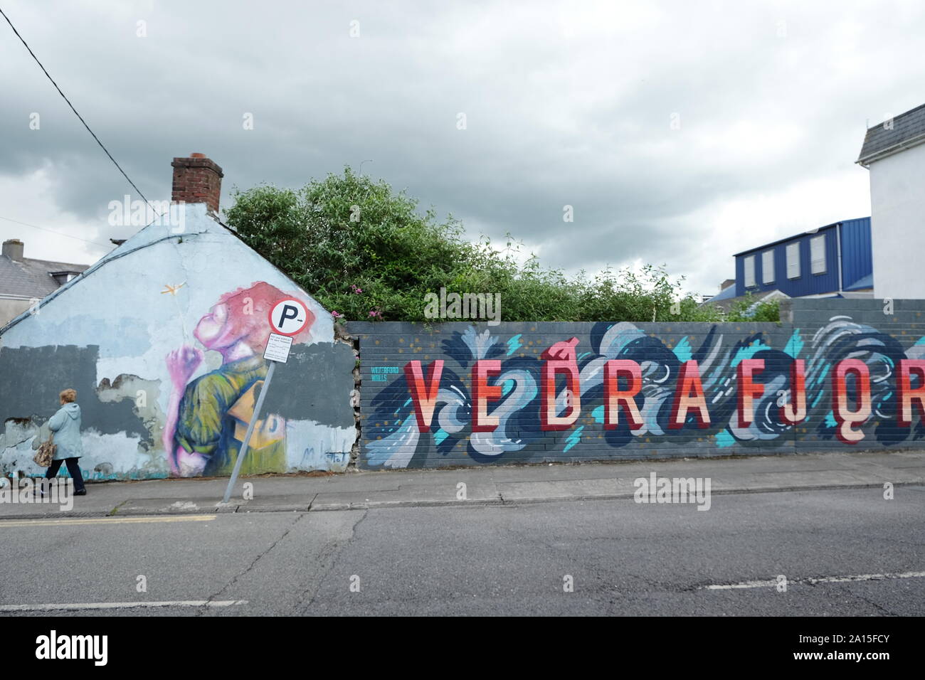 Street art sur les murs de la ville de Waterford Irlande Banque D'Images