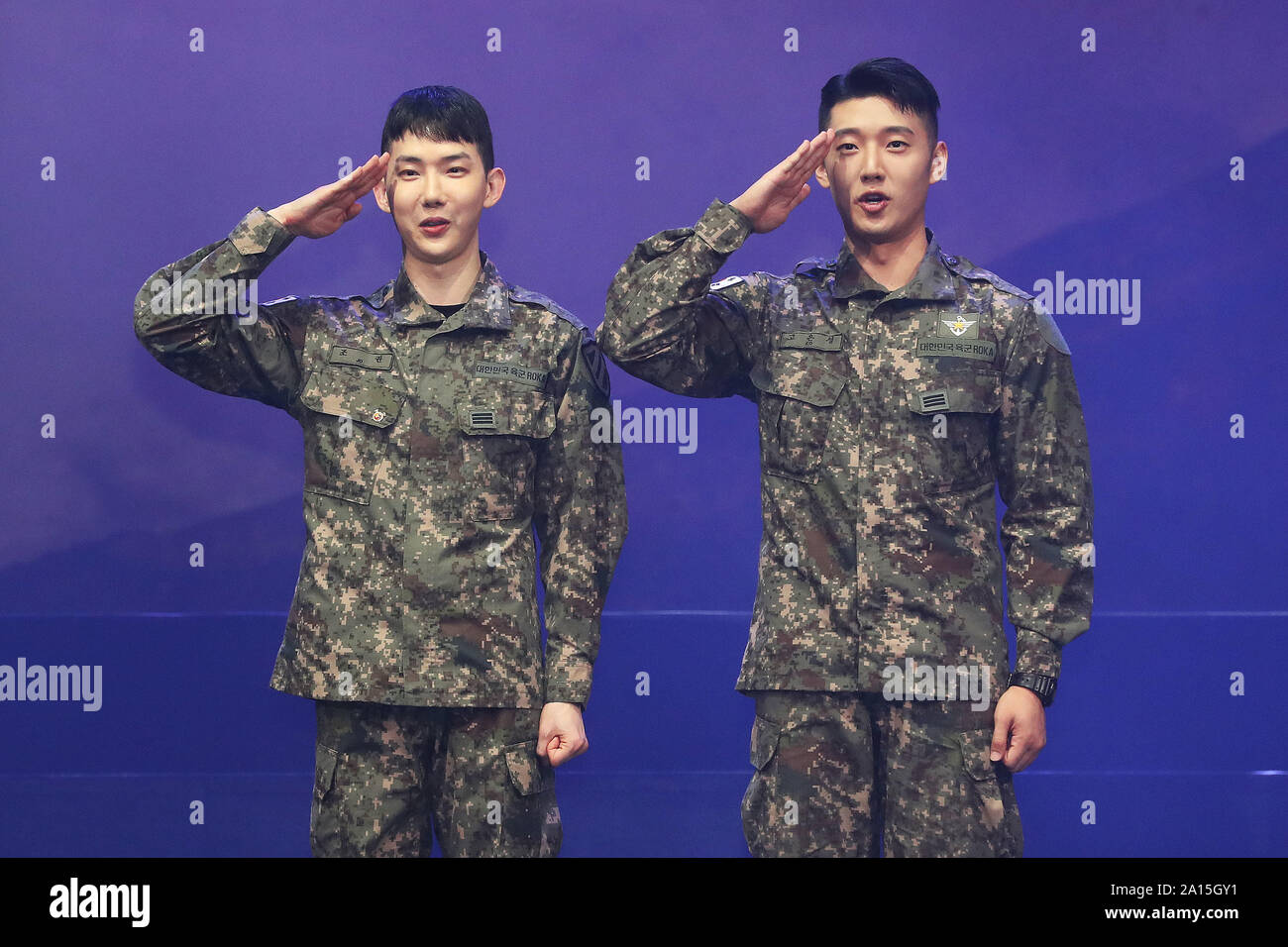 Sep 24, 2019. S. Korean Jo Kwon et acteur Ko Eun-sung, chanteur sud-coréen Jo Kwon (L) et l'acteur Ko Eun-sung, qui s'étoile dans la nouvelle comédie musicale "retourner", effectuer lors d'un événement publicitaire à Séoul le 24 septembre 2019. Credit : Newcom/Alamy/Yonhap News Live Banque D'Images