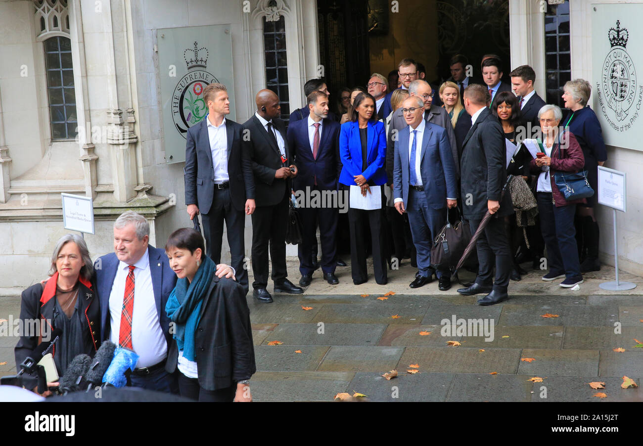 Westminster, London, UK. Sep 24, 2019. Gina Miller et d'autres qui ont porté l'affaire des médias face à l'extérieur de la cour. Le cas de la Cour suprême statue sur la suspension du Parlement par le Premier Ministre est annoncé à la cour de Westminster ce matin - le résultat a été au pouvoir contre le gouvernement, les juges, à l'unanimité, que la prorogation n'a trouvé qu'elle était illégale. Credit : Imageplotter/Alamy Live News Banque D'Images