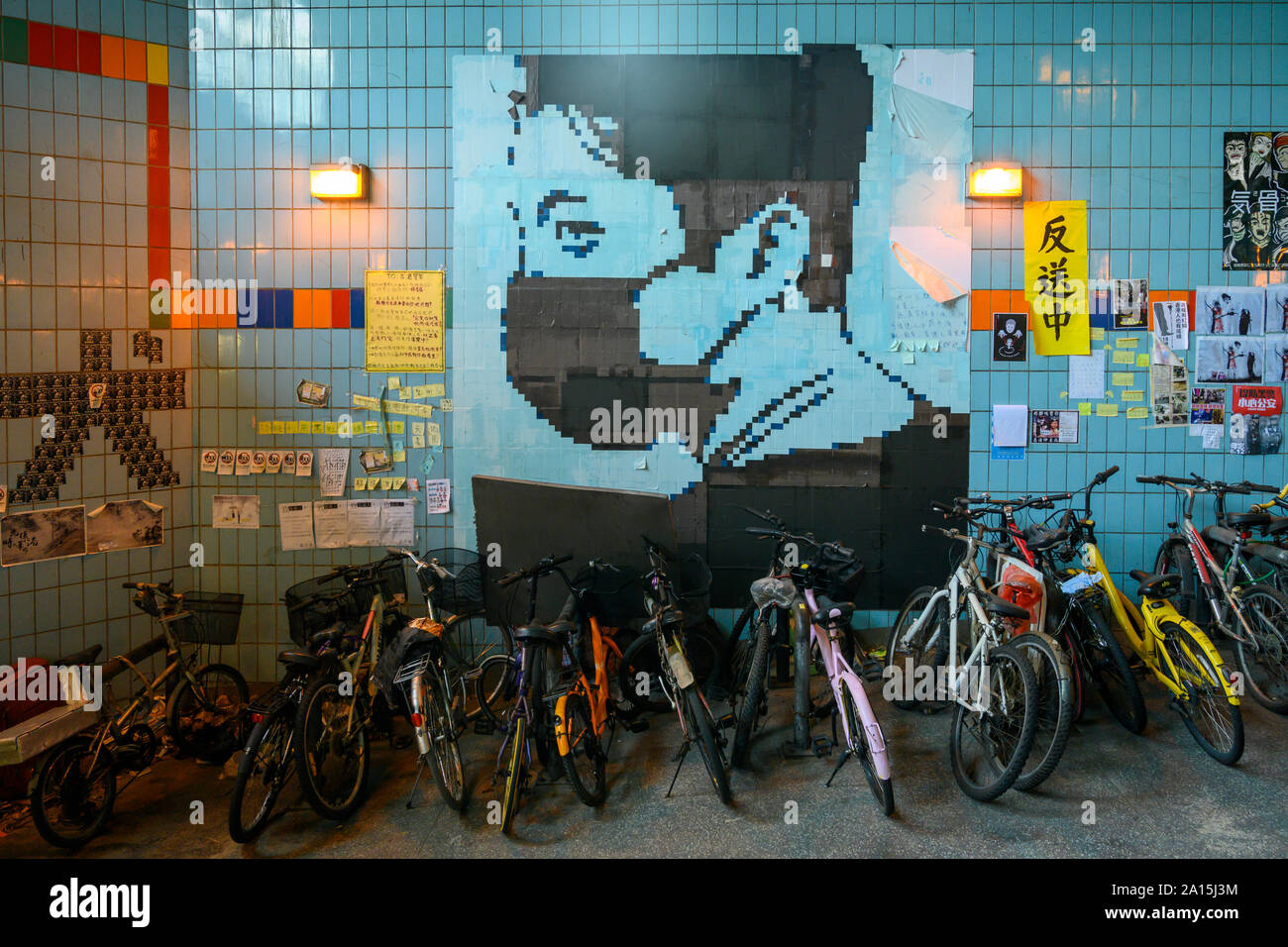 Tai Po, Hong Kong. Le 23 septembre 2019. Une peinture murale d'un manifestant masqué à Tai Po Hong Kong. C'est l'un des nombreux murs Lennon contenant des affiches, messages et graffiti qui sont trouvés autour de Hong Kong. Banque D'Images