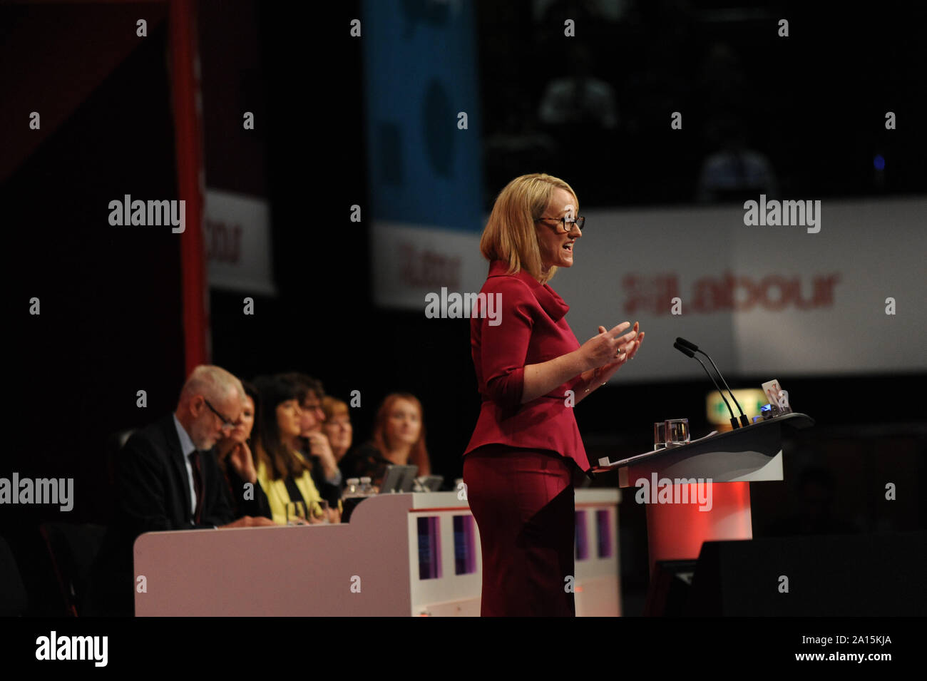 Brighton, UK. Sep 24, 2019. Rebecca Long-Bailey ombre, Secrétaire d'État pour les affaires, l'énergie et de stratégie industrielle, offre son discours aux délégués, au cours du quatrième jour de la conférence annuelle du Parti travailliste du Brighton Centre. Crédit : Kevin Hayes/Alamy Live News Banque D'Images