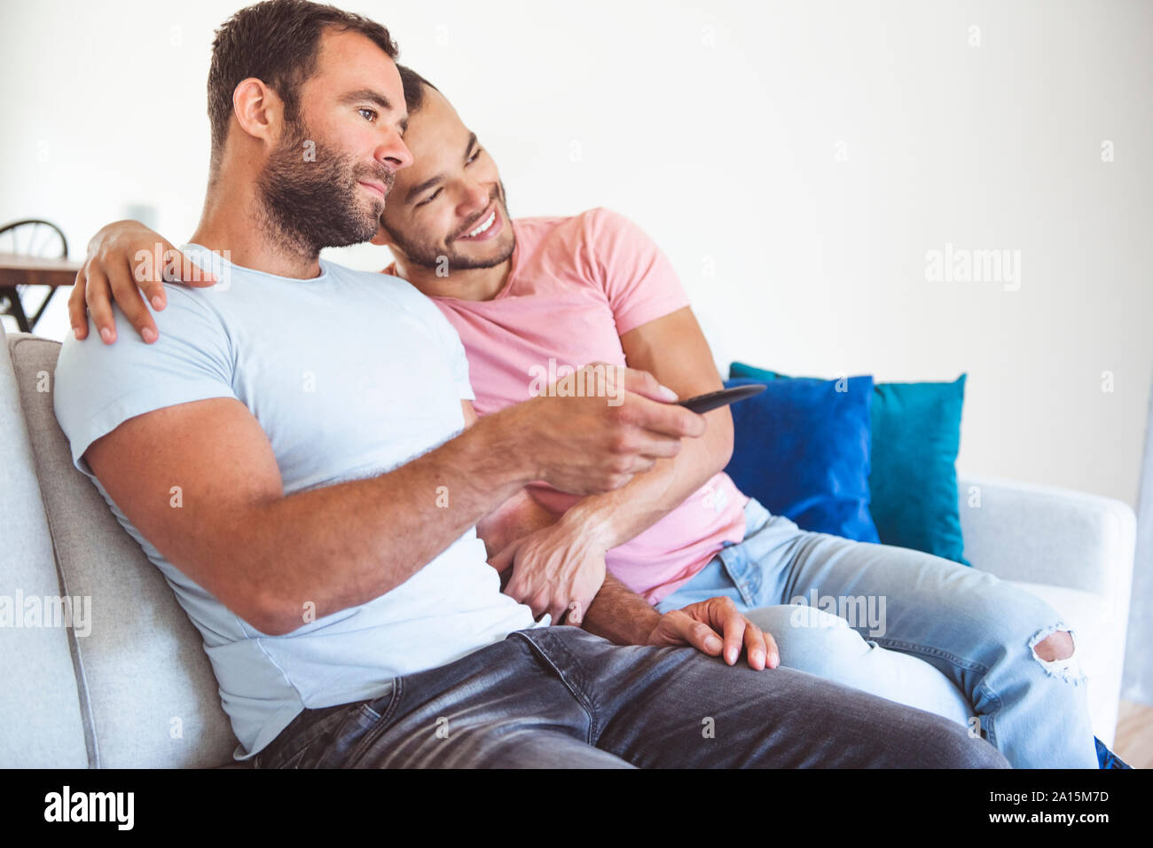 Un Portrait d'un homme mignon couple gay à la maison Banque D'Images
