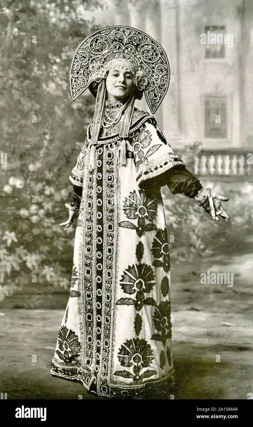 ANNA PAVLOVA (1881-1931) Danseuse Russe en robe traditionnelle russe Photo  Stock - Alamy