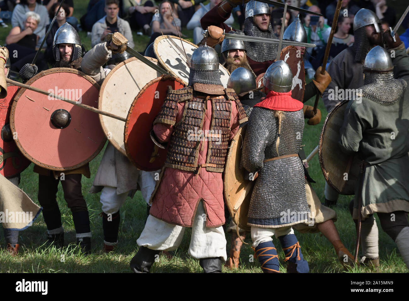 Kernave, Lituanie - 6 juillet : personnes non identifiées dans un combat médiéval au Festival International d'archéologie expérimentale le 6 juillet 2019. Son un plus Banque D'Images