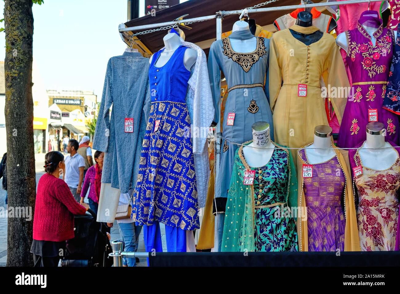 Magasin de vente de vetements d exterieur vetements indiens traditionnels a l ouest de Londres Angleterre Royaume Uni Southall Photo Stock Alamy