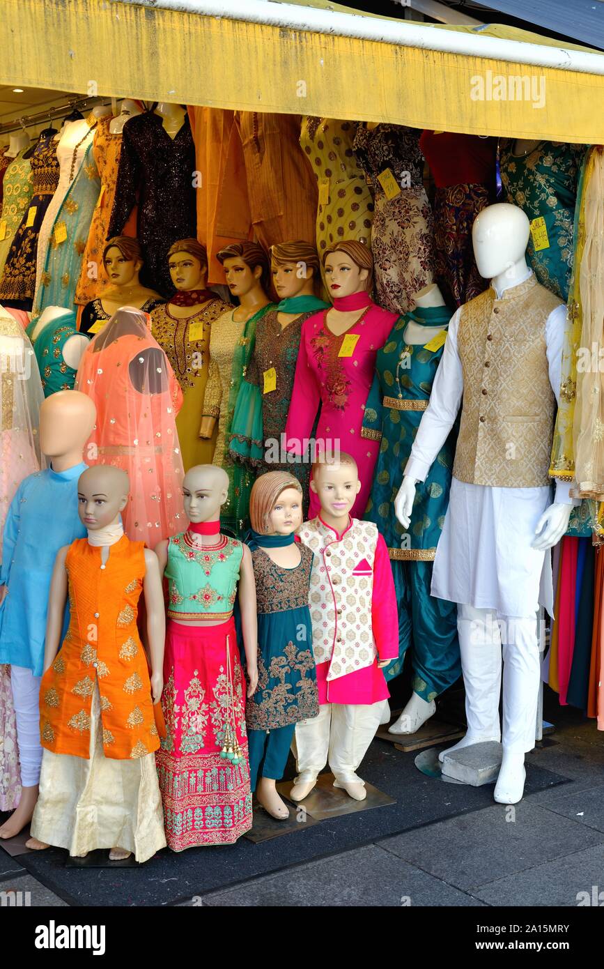 Magasin de vente de vêtements d'extérieur vêtements indiens traditionnels à l'ouest de Londres Angleterre Royaume-Uni Southall Banque D'Images