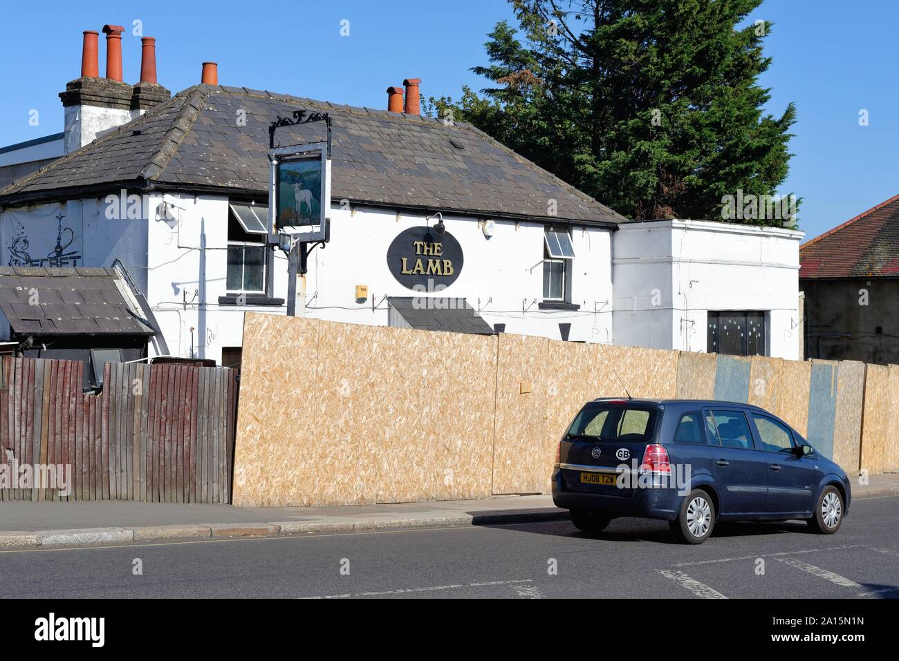 Un condamné et fermé pub appelé l'agneau sur la route de Norwood Norwood , Green, West London Angleterre Royaume-Uni Southall Banque D'Images