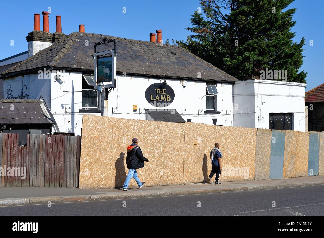 Un condamné et fermé pub appelé l'agneau sur la route de Norwood Norwood , Green, West London Angleterre Royaume-Uni Southall Banque D'Images