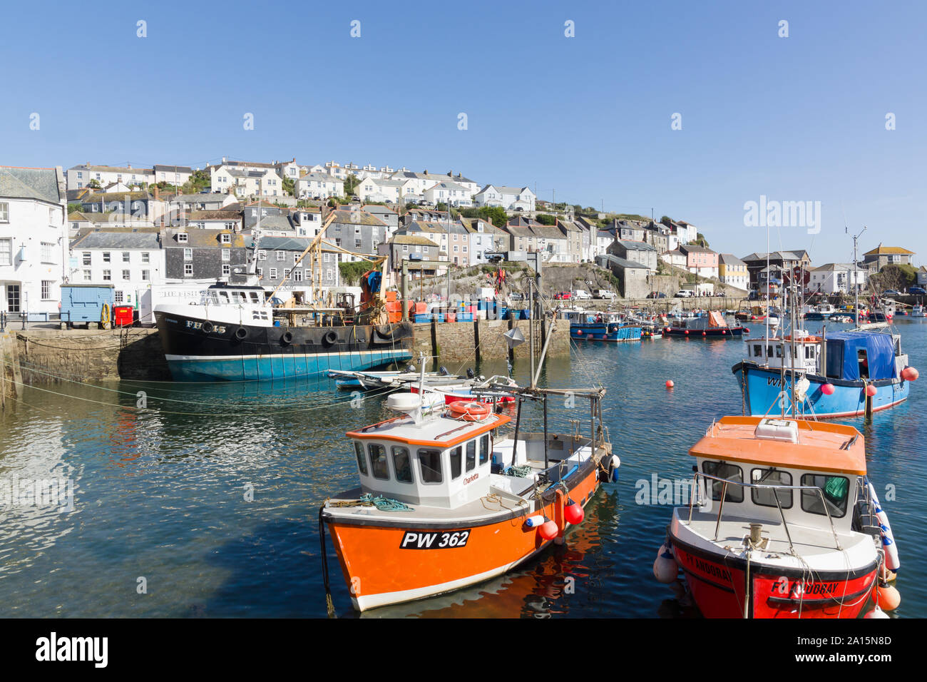 Mevagissey port avec bateaux à l'ancre le village se trouve dans la région de Cornouailles de beauté naturelle exceptionnelle Banque D'Images