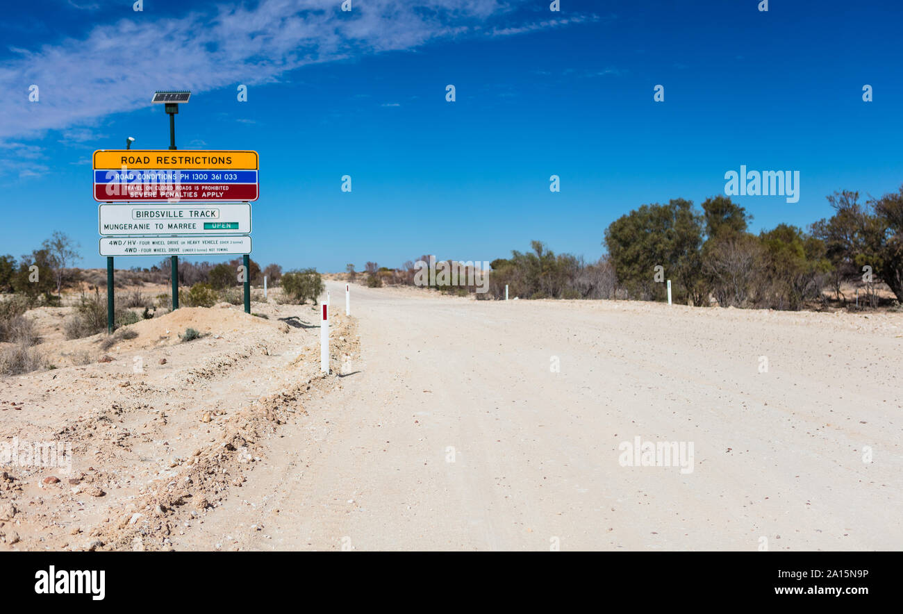 En quittant Mungeranie en direction du sud, ce panneau de restrictions routières informe les conducteurs si le reste de la piste Birdsville est ouvert jusqu'à Marree Banque D'Images